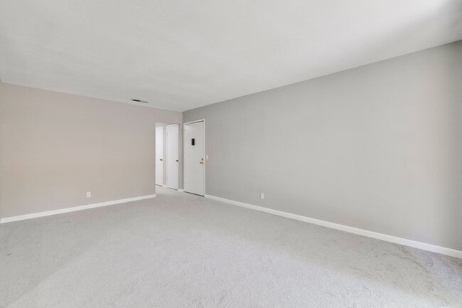 Foto del edificio - Wonderfully Remodeled 2 Bed, 1 Bath Condo w/ In Unit Laundry