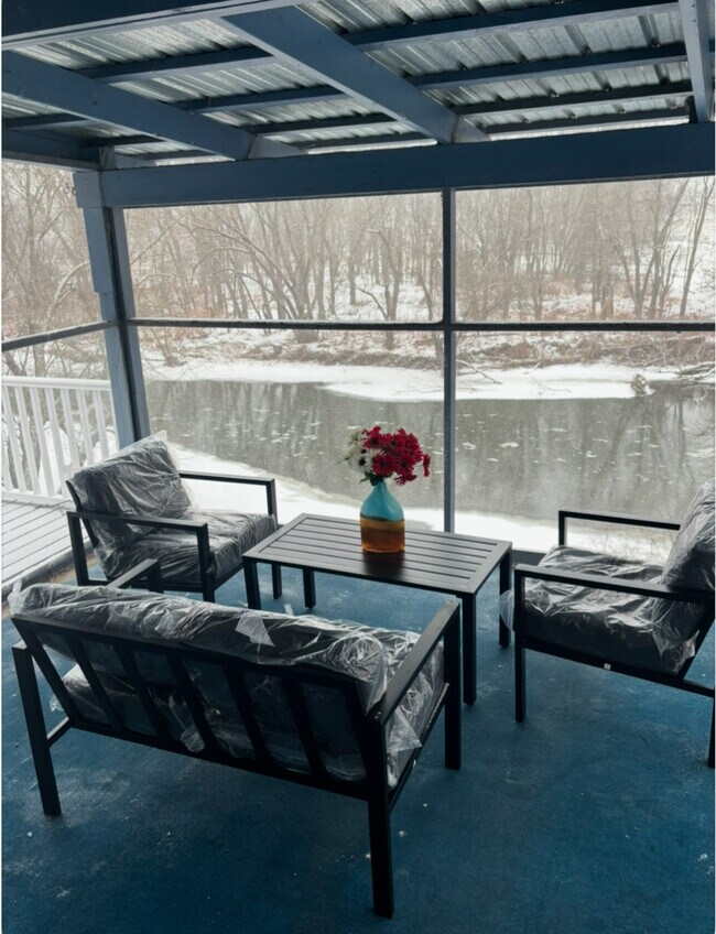 Foto del edificio - 18 River Crest Ln