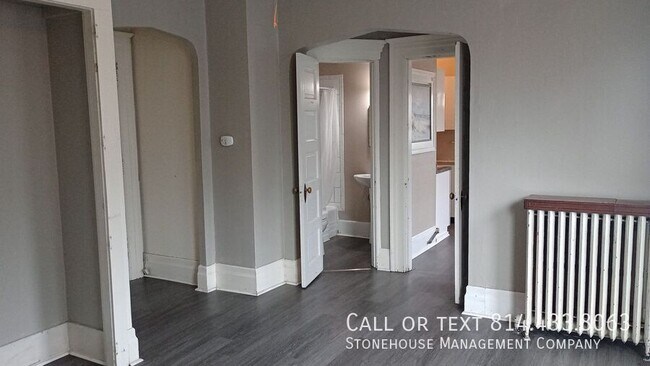 Foto del edificio - 440 W 10th St