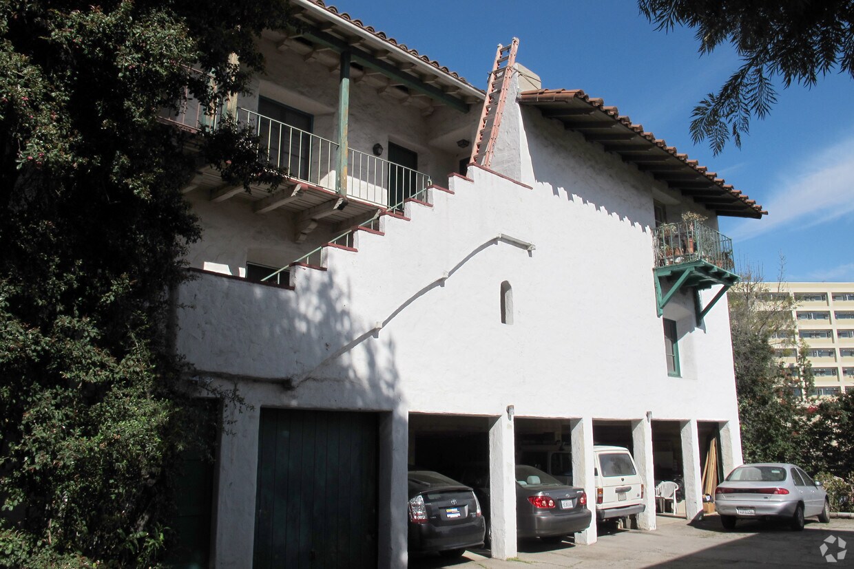 Building Photo - 476 Landfair Ave