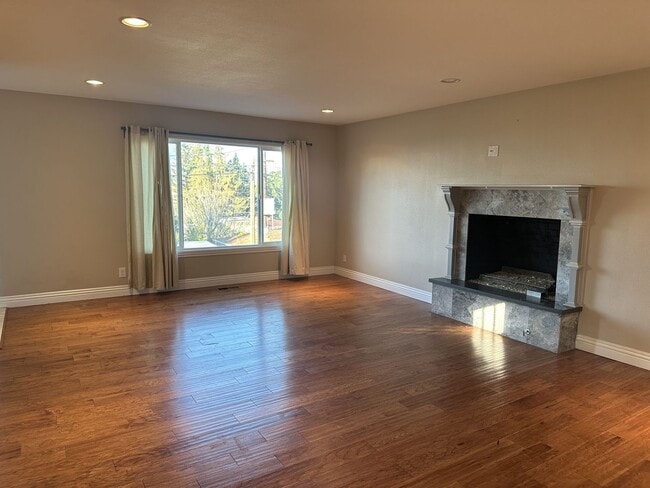 Building Photo - Great 3 bed / 2 bath home near the Oakland...