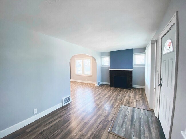 Building Photo - Newly Renovated 2 Bed 1 Bath House for Rent!