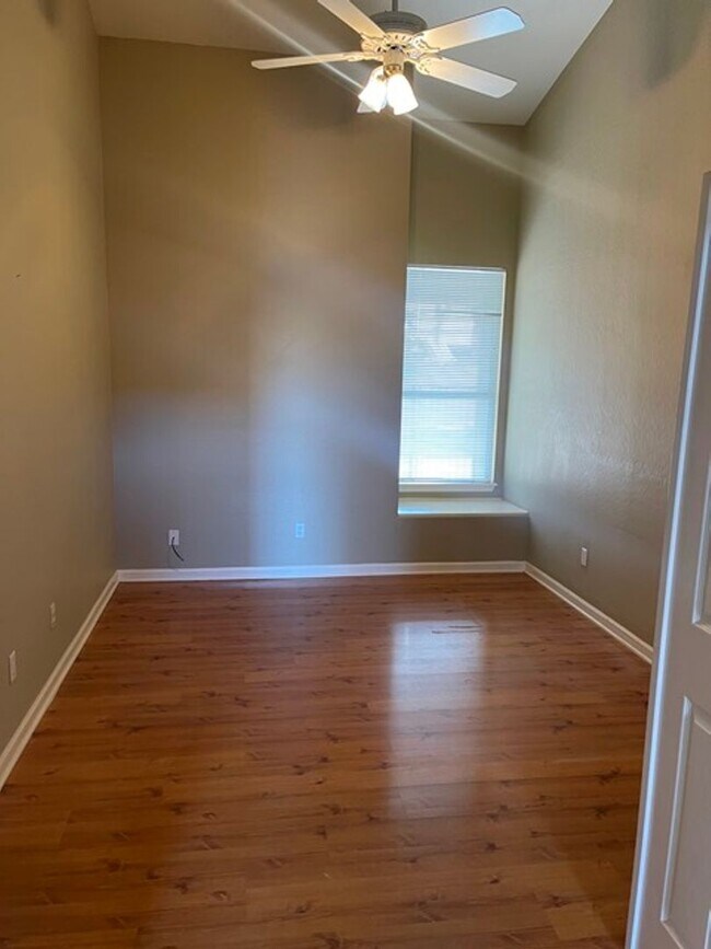 Building Photo - 3 Bedroom and 2 Bath with pool in Gilbert!