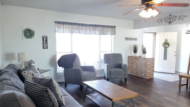 Foto del edificio - PRE-LEASING THIS--- Charming-Country Livin...