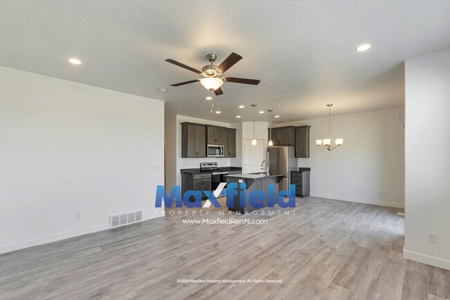 Foto del edificio - Like new - 3BD 2BA 2 GAR townhome West Lehi