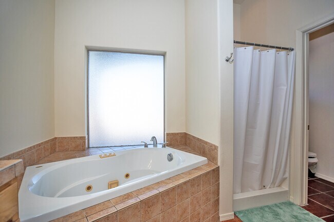 Building Photo - 14532 E 48th Dr