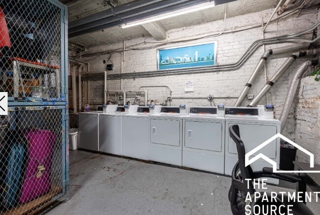 Photo - 1347 N Dearborn St Apartment