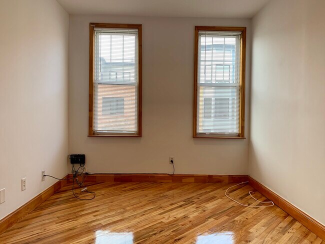 Building Photo - 523 Monroe St