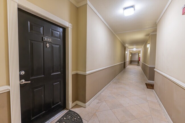 pasillo y puerta principal - 1133 Westchester Rdg NE