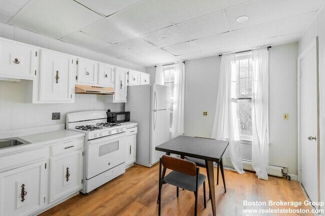 Foto del edificio - Spacious Four Bed Right In East Boston