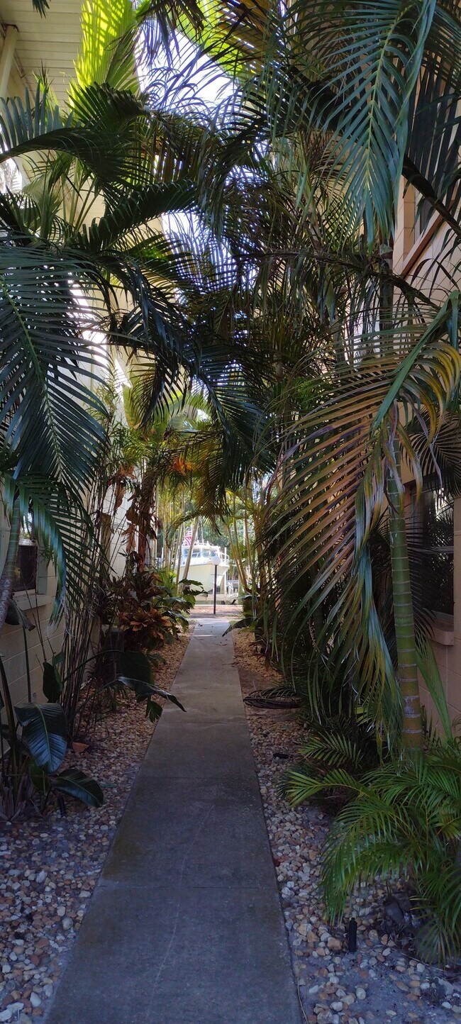 Foto del edificio - 10215 Manatee Ave W