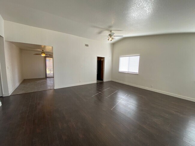 Foto del edificio - West Lancaster 3 bedroom available now!