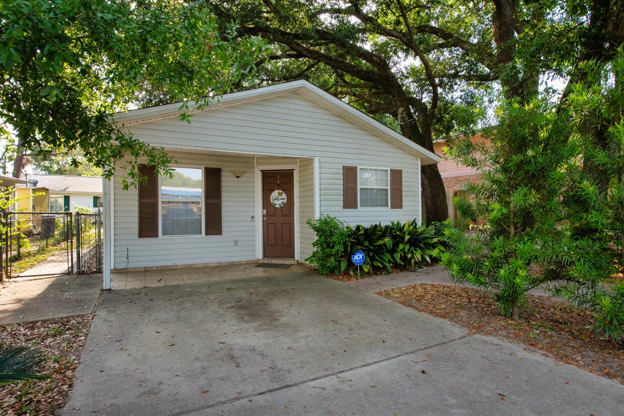 Primary Photo - 408 Brigadier St