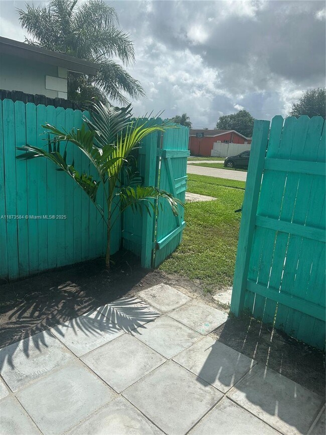 Foto del edificio - 6501 Scott St