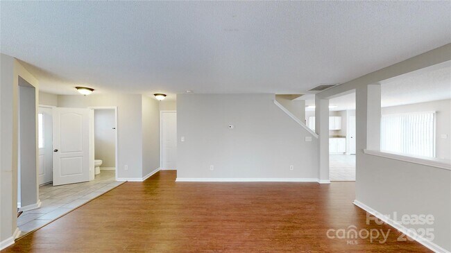 Foto del edificio - 8139 Deodora Cedar Ln