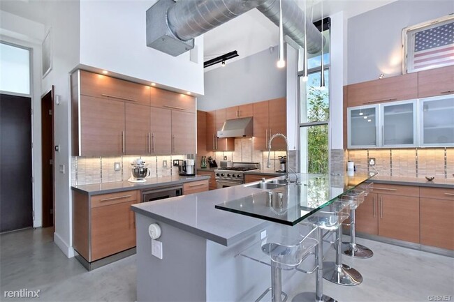 Building Photo - 1152 N La Cienega Blvd