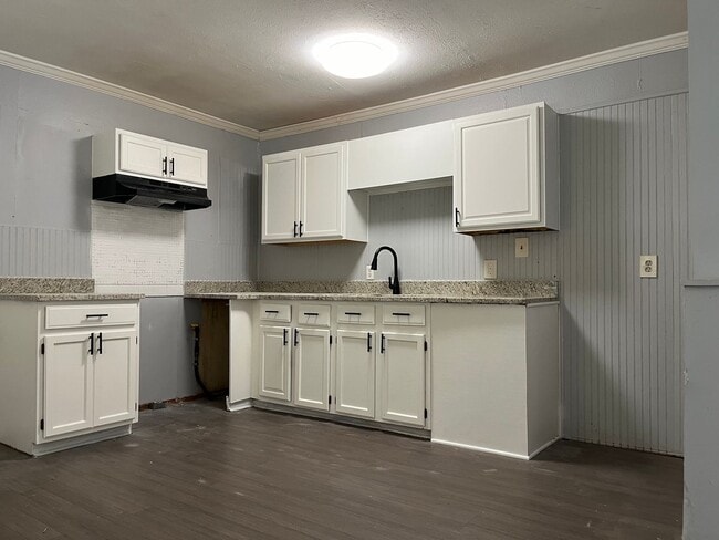 Foto del edificio - 3bd/1ba w/ Side Porch and Fully Fenced In Backyard!