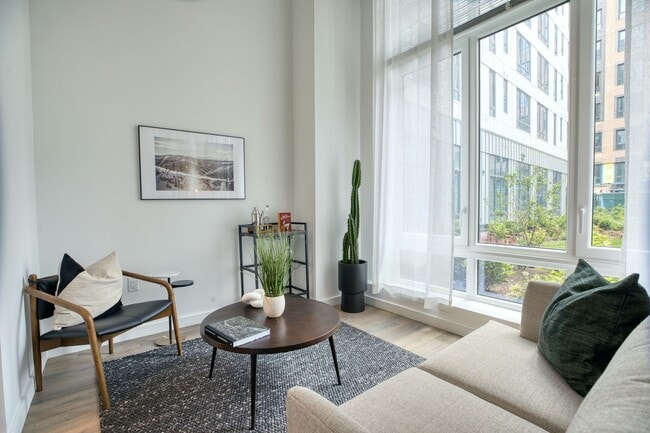 Interior Photo - Hamilton Crossing