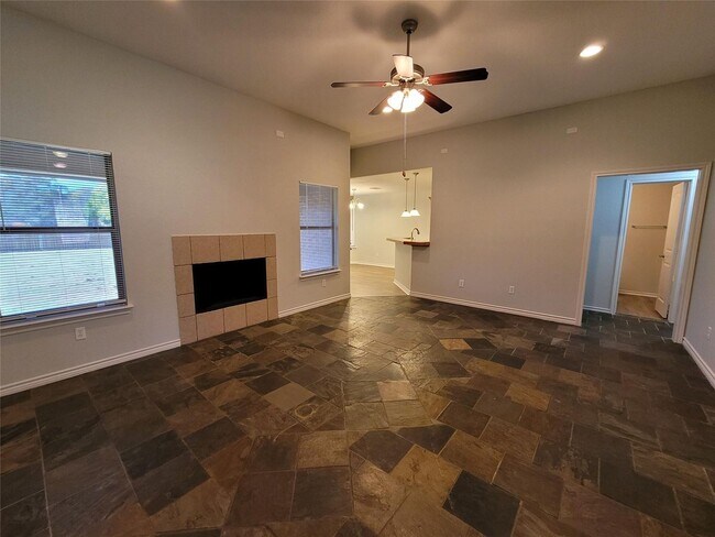 Foto del edificio - 3 BR/2BA | Single Family Home with large lot | 2-Car Garage | Large fenced backyard