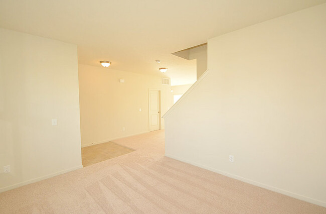 Building Photo - 4 bed 2.5 bath in Plainfield!