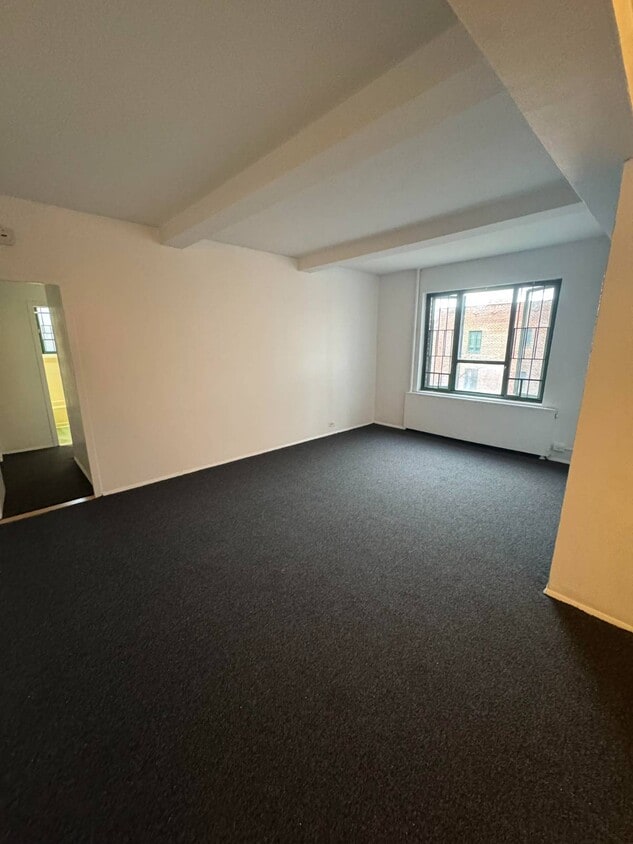 Foto del edificio - 1651 Metropolitan Ave