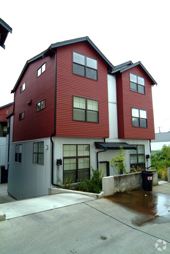 Primary Photo - 3607-3611 Interlake Ave N