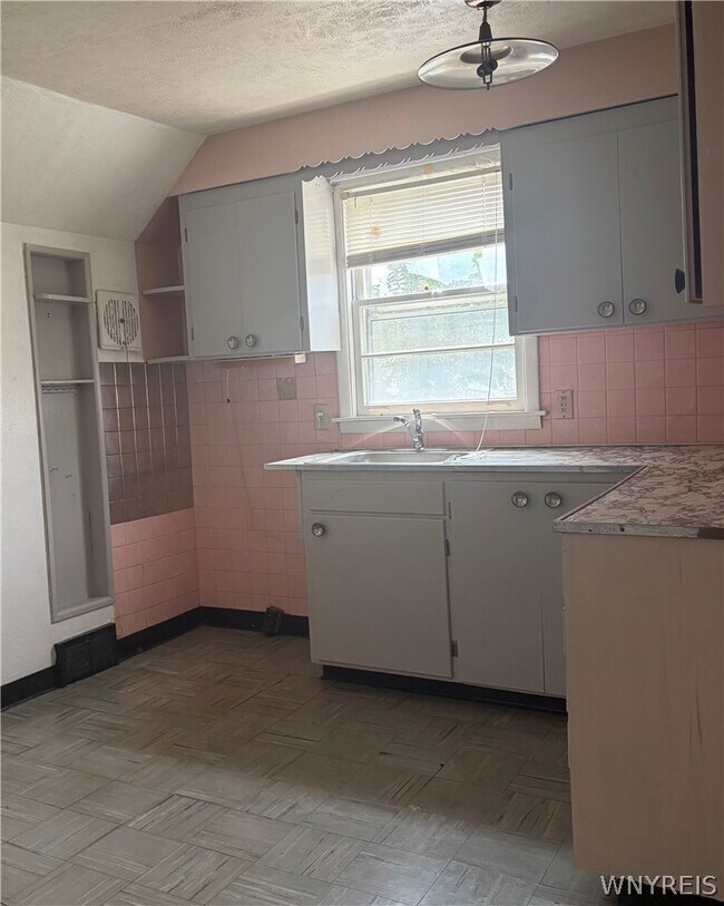 Building Photo - 631 Elmwood Ave