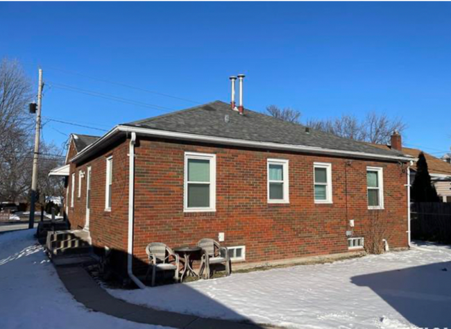 Building Photo - 2433 W Locust St