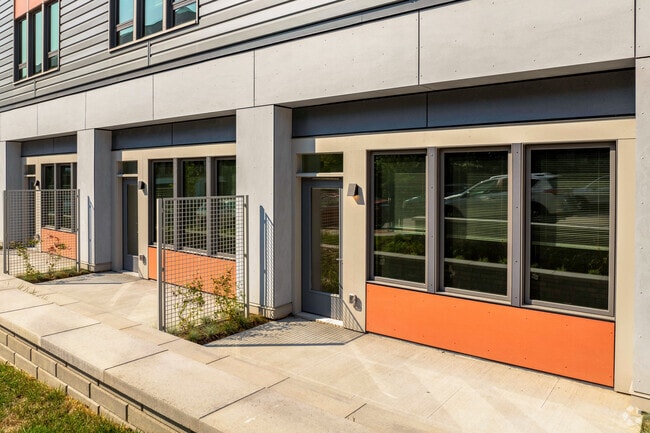 Building Photo - Sunset House