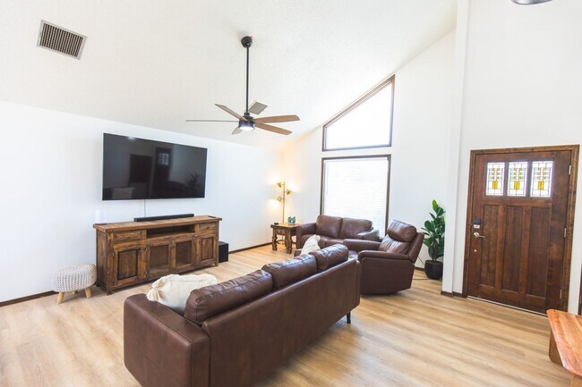Building Photo - Fully Furnished Spacious 3BR House in Las ...