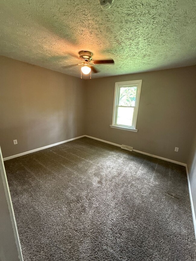 Foto del edificio - 5 bedroom 2 bathroom house