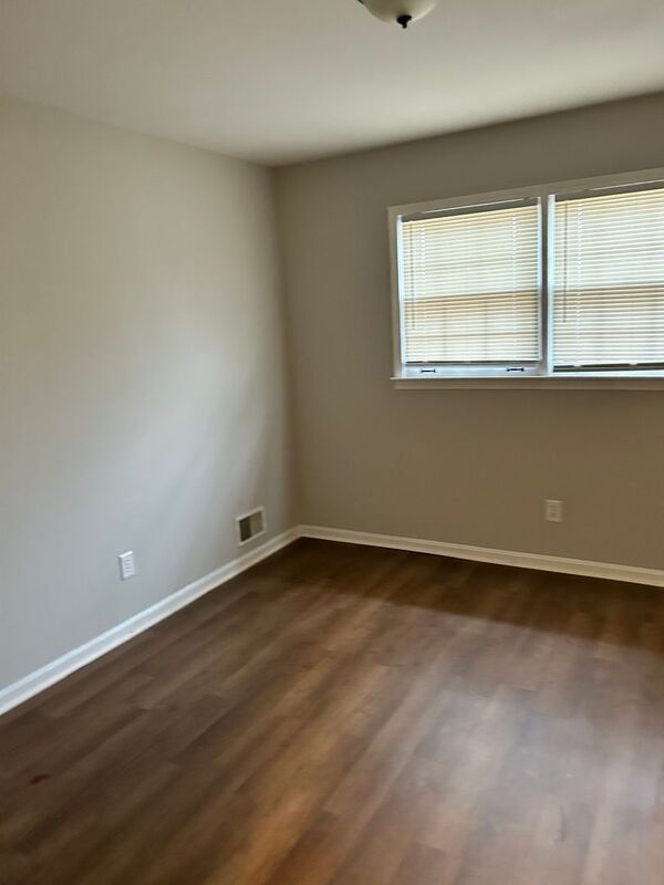 Building Photo - 1529 Pine Tree Dr