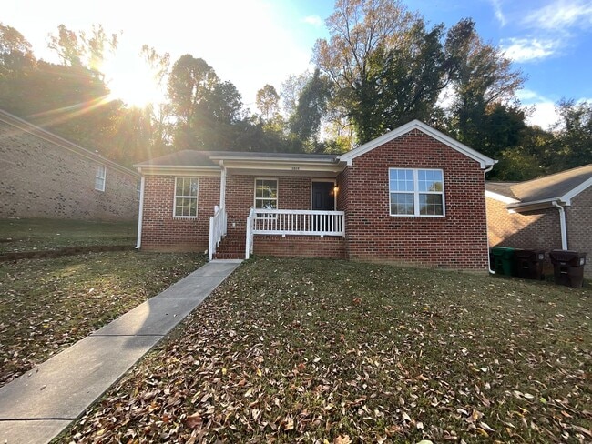 NE HIGH POINT! Newly renovated & painted 3... - NE HIGH POINT! Newly renovated & painted 3... House