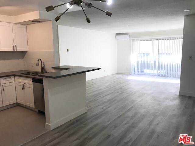 Building Photo - 642 N W Knoll Dr