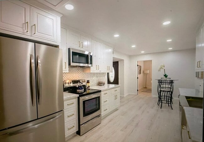 Foto del edificio - 4746 Eagle Lake Dr