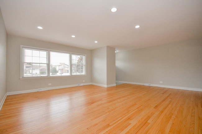 living room - Lake Briarwood Townhomes