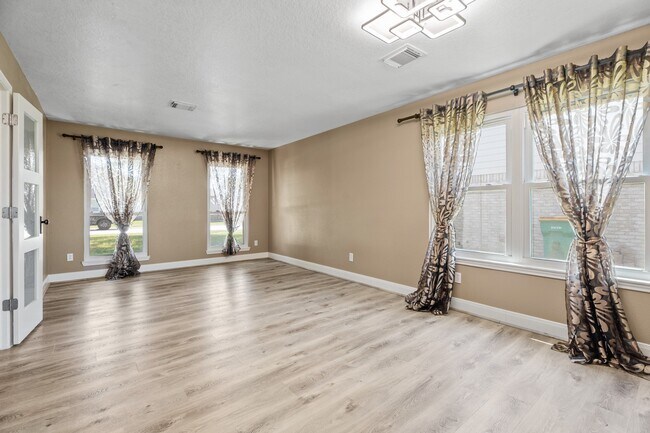Foto del edificio - 5817 Vineyard Hill Dr