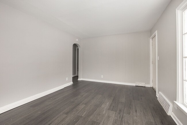 Building Photo - 3-BED, 1 BATH BEAUTIFUL  SINGLE- FAMILY HOME IN MAPLE HEIGHTS!