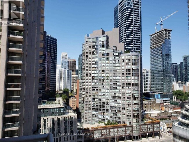 Building Photo - 909 Bay St.