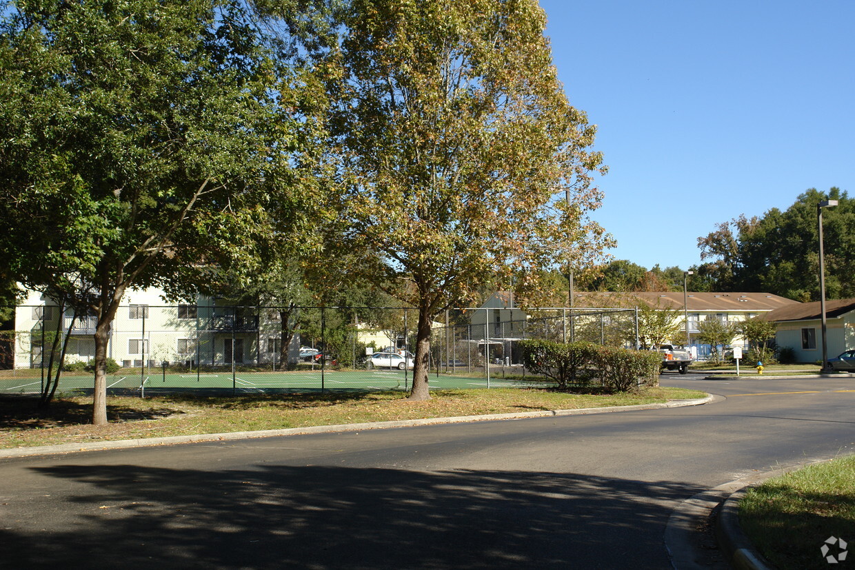 Building Photo - Majestic Oaks