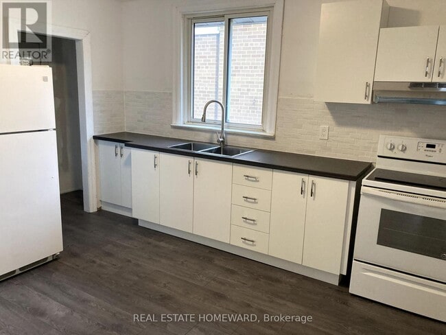 Building Photo - 322 Cosburn Ave.