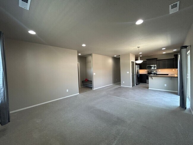 Foto del edificio - Newer 3 Bedroom / 2 Bathroom Home In NW Re...