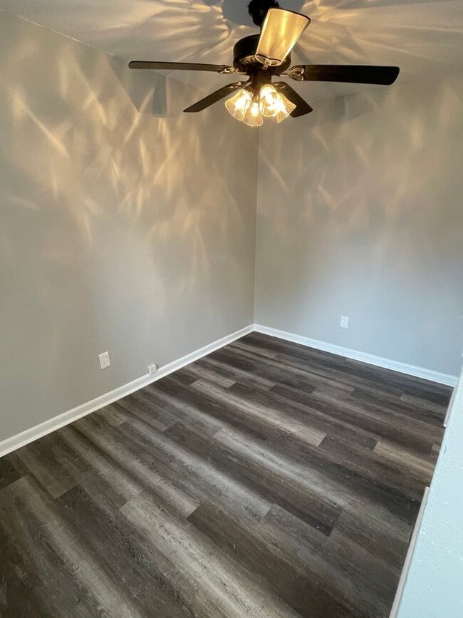 Building Photo - 2Bd/1.5Ba Townhouse located on the Germantown/Memphis Line!