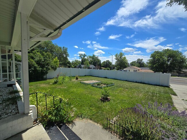 Foto del edificio - Spacious 4 Bedroom Home with Solar Panels, Fully Fenced Yard on Rimrock Rd