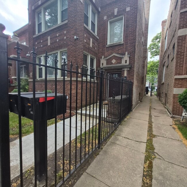 Building Photo - 7538 S Evans Ave