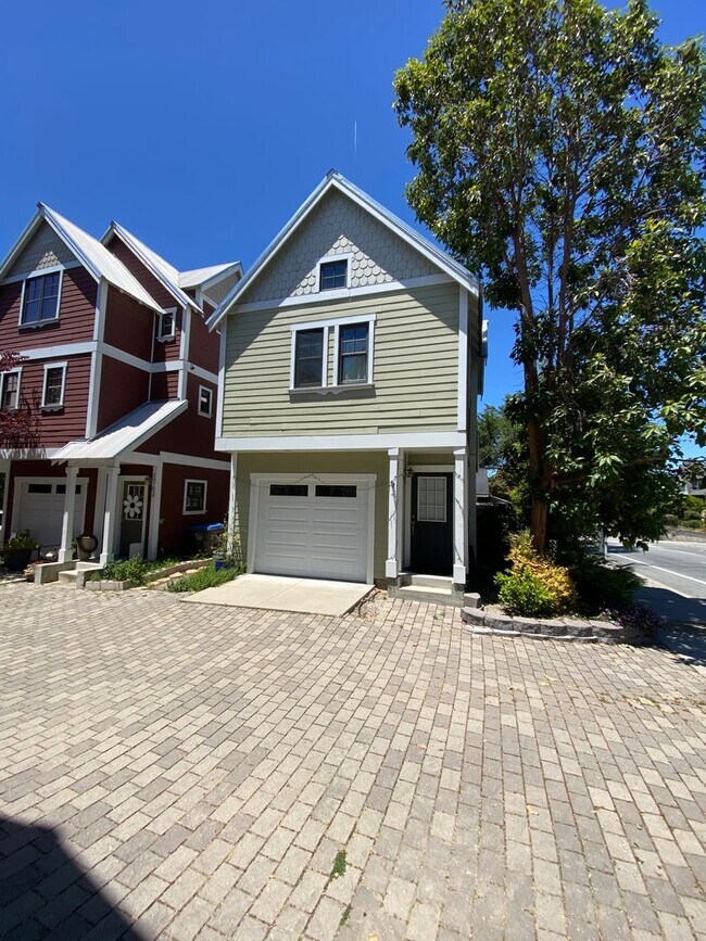 Foto del edificio - Studio townhouse with attached garage close to Downtown SLO