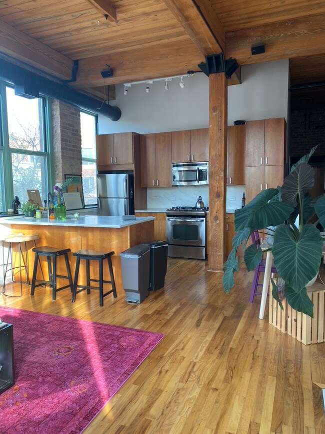 Living room + kitchen w/ bar seating - 1701 N Damen Ave