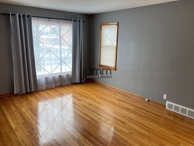 Foto del edificio - 6099 Ridge Rd