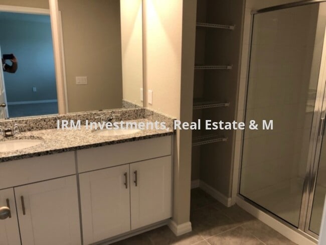 Building Photo - 3 bedroom townhome!
