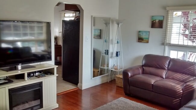 Sala de estar - 1611 Greenwood Ave